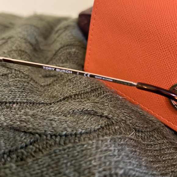 🔥 Tory Burch Aviator Gold Wire Frame Sunglasses with Orange Case Included - Picture 7 of 15